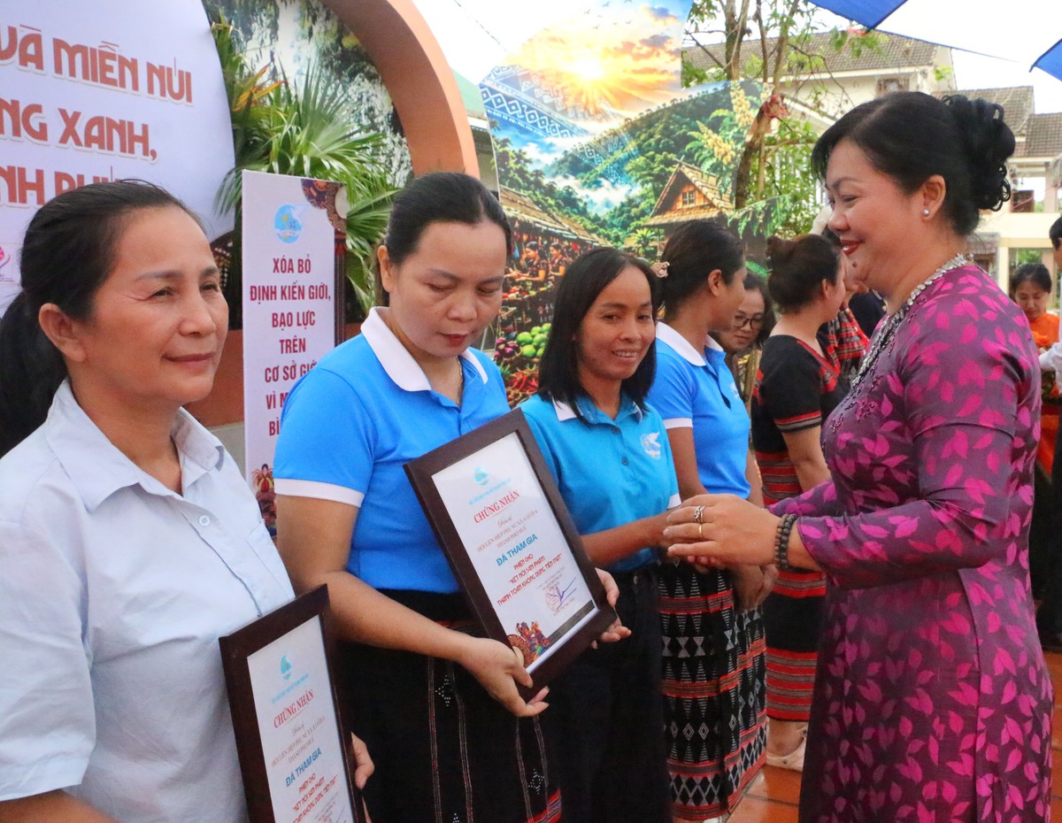 Phụ nữ dân tộc thiểu số A Lưới thích ứng chuyển đổi số, hướng đến tiêu dùng xanh - Ảnh 1.