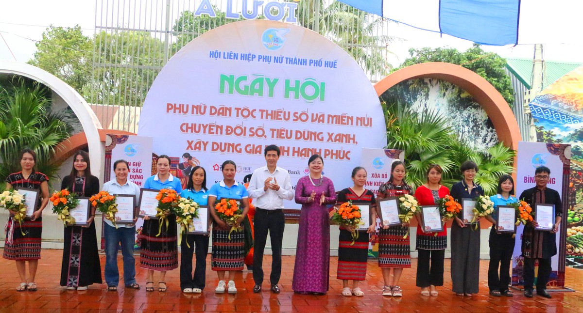 Phụ nữ dân tộc thiểu số A Lưới thích ứng chuyển đổi số, hướng đến tiêu dùng xanh - Ảnh 3.