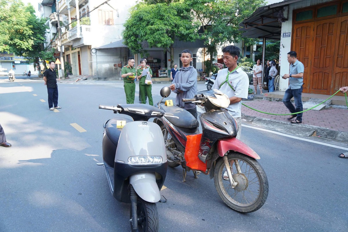Liên tiếp giật dây chuyền vàng của phụ nữ, 2 đối tượng bị bắt - Ảnh 1.