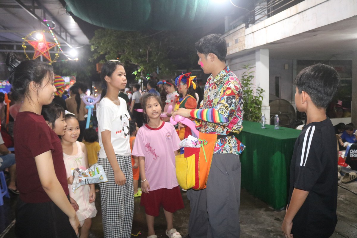 Trung thu thanh bình với trẻ em ở xóm trọ- Ảnh 1.