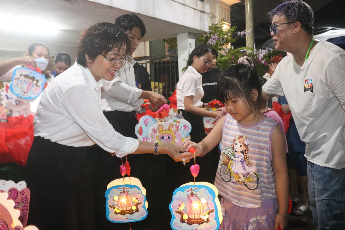 Trung thu thanh bình với trẻ em ở xóm trọ- Ảnh 3.