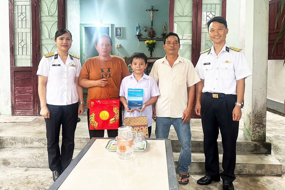 Lữ đoàn 162 mang Tết Trung thu đến con ngư dân được nhận đỡ đầu - Ảnh 1.