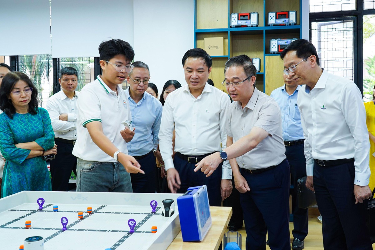 STEM INNOVATION PETROVIETNAM sau một năm triển khai: Đổi mới cách dạy, khơi mở cách  - Ảnh 1.