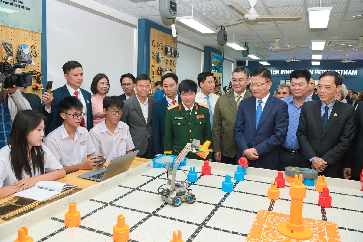 STEM INNOVATION PETROVIETNAM sau một năm triển khai: Đổi mới cách dạy, khơi mở cách  - Ảnh 3.