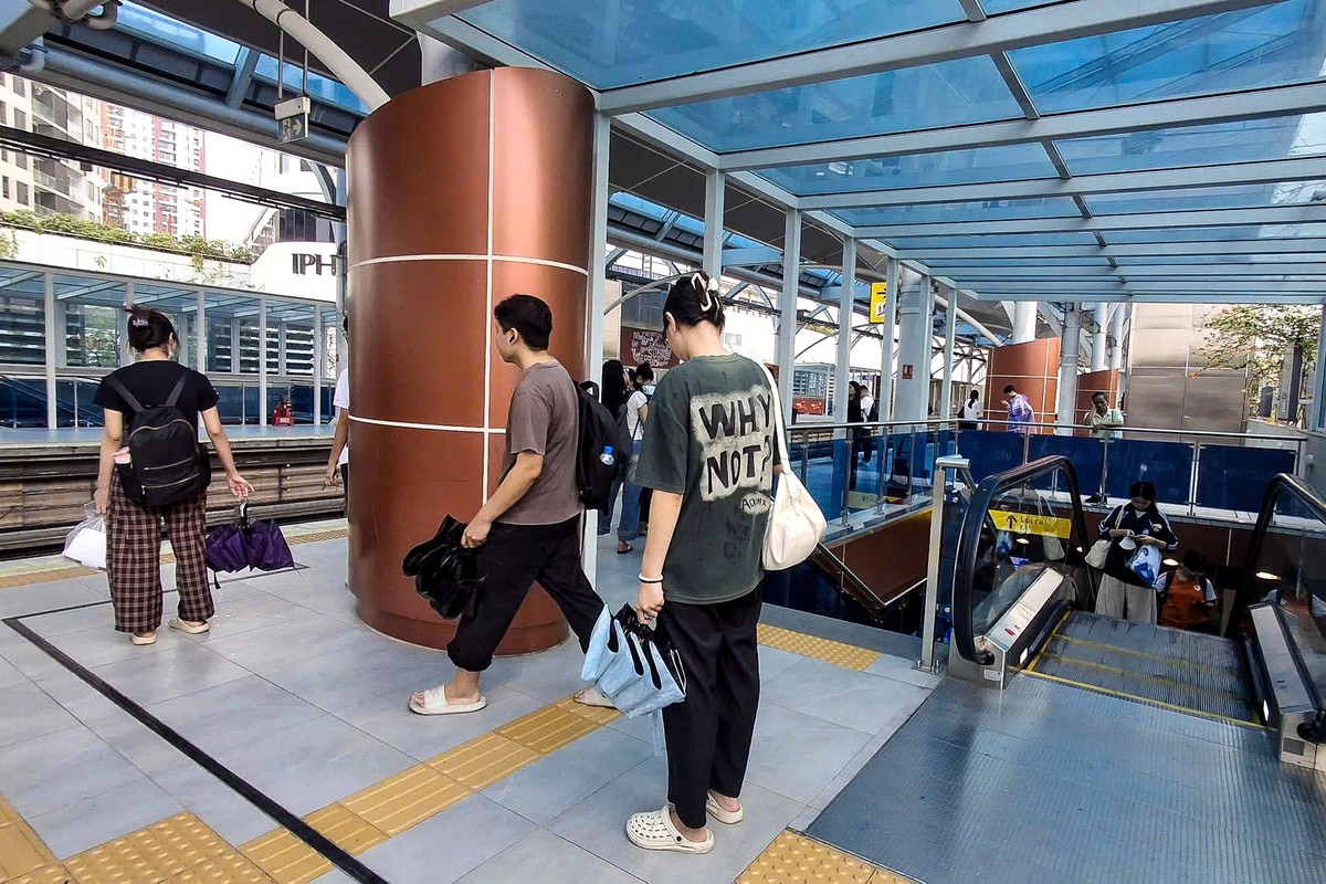 Hà Nội: Metro thành lựa chọn của người dân khi mưa ngập - Ảnh 2.