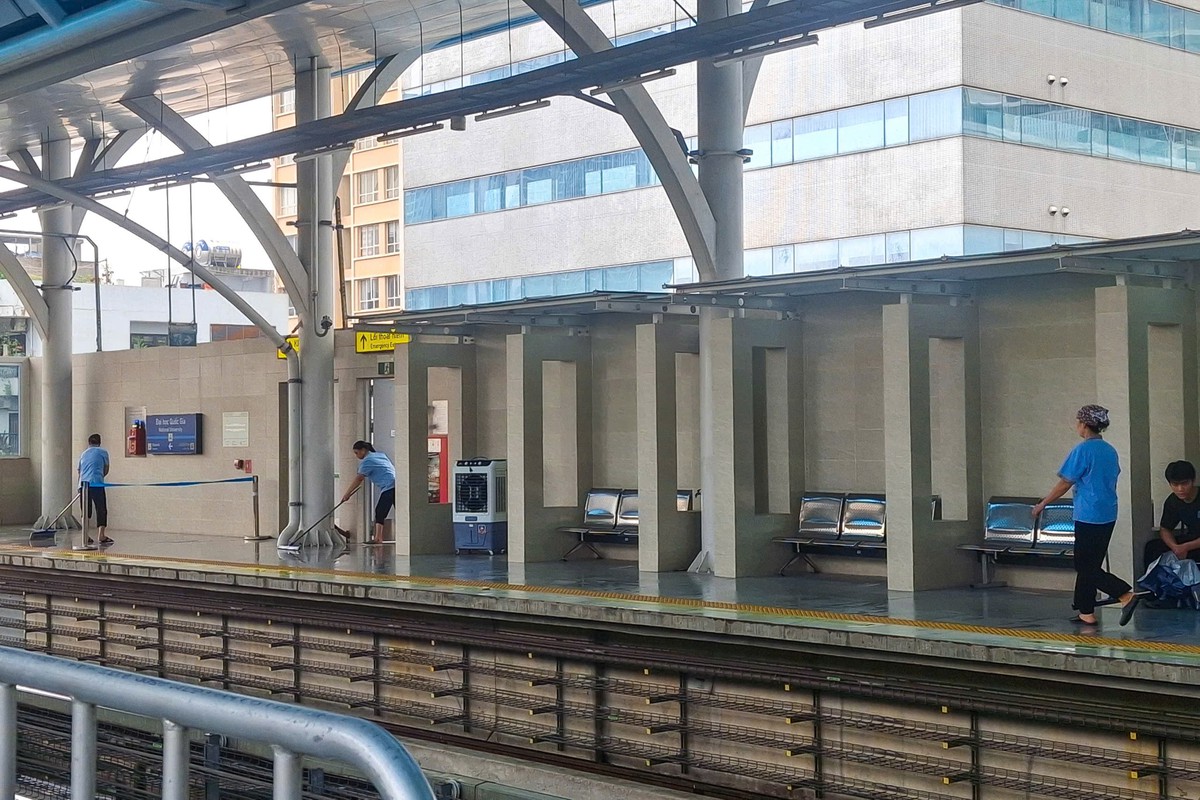 Hà Nội: Metro thành lựa chọn của người dân khi mưa ngập - Ảnh 3.