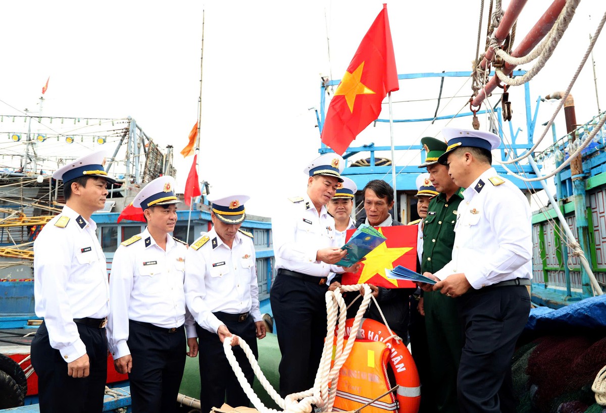 Xây dựng “thế trận lòng dân” vững chắc trên biển - Ảnh 1.