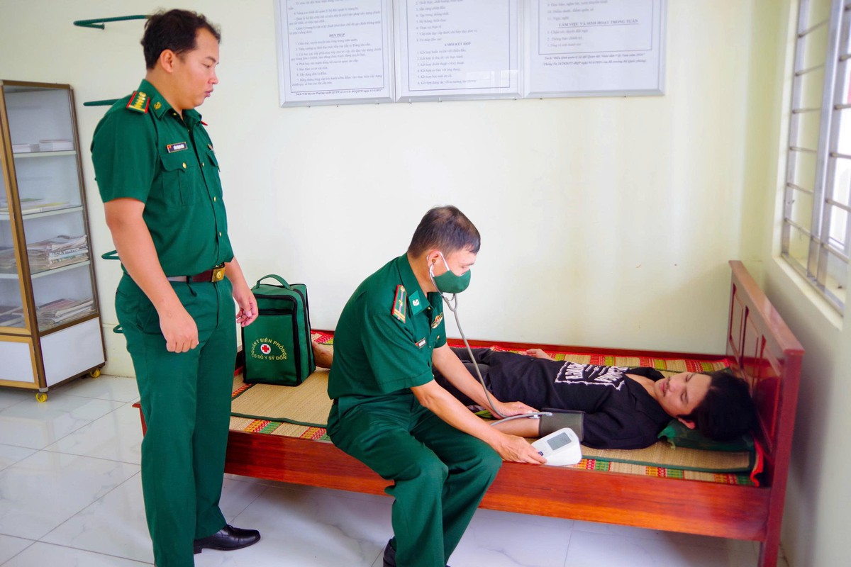 Biên phòng thành phố Cần Thơ phối hợp cứu 5 ngư dân gặp nạn trên biển - Ảnh 2.