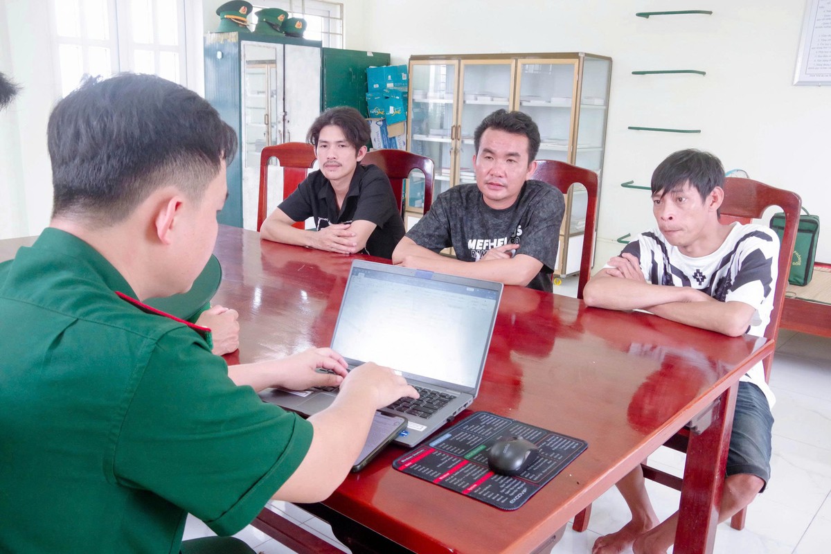 Biên phòng thành phố Cần Thơ phối hợp cứu 5 ngư dân gặp nạn trên biển - Ảnh 1.