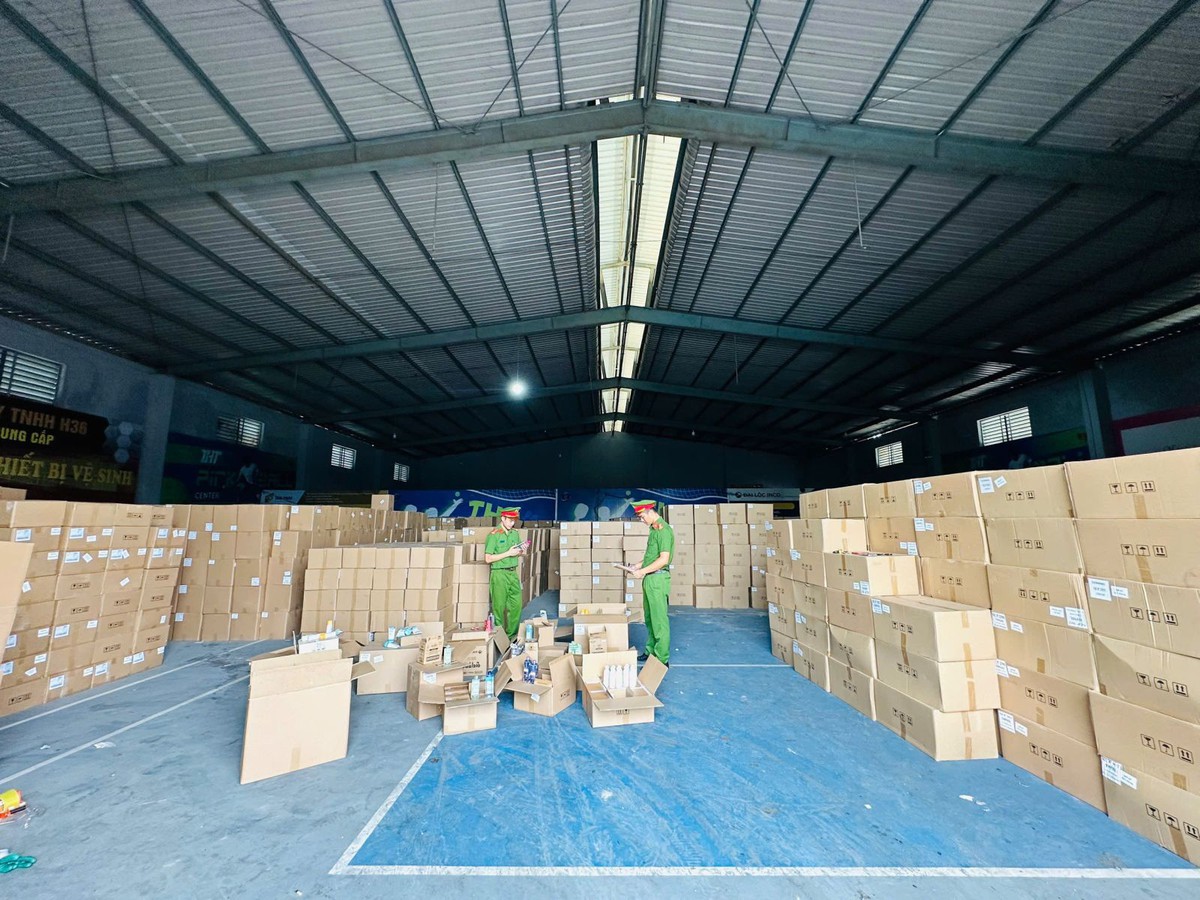 Triệt phá đường dây sản xuất thuốc An Cung và mỹ phẩm giả quy mô lớn - Ảnh 2.