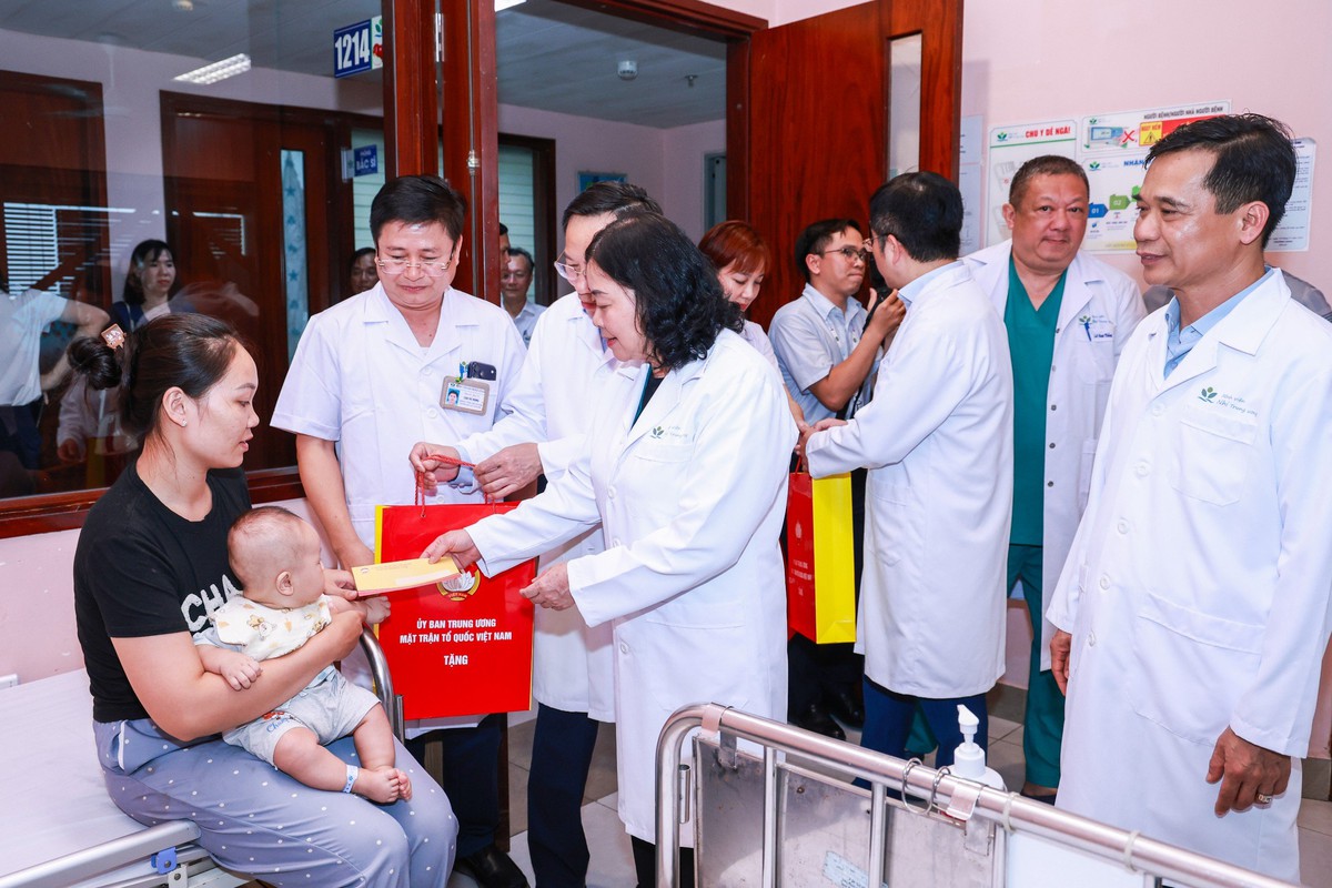 Chủ tịch Bùi Thị Minh Hoài thăm, tặng quà Trung thu cho các cháu thiếu nhi tại Bệnh viện Nhi Trung ương- Ảnh 3.