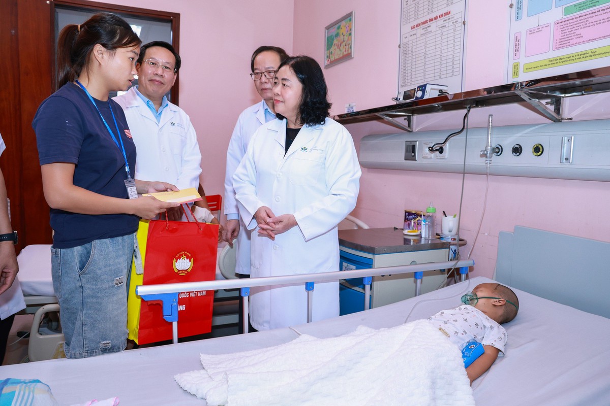 Chủ tịch Bùi Thị Minh Hoài thăm, tặng quà Trung thu cho các cháu thiếu nhi tại Bệnh viện Nhi Trung ương- Ảnh 2.