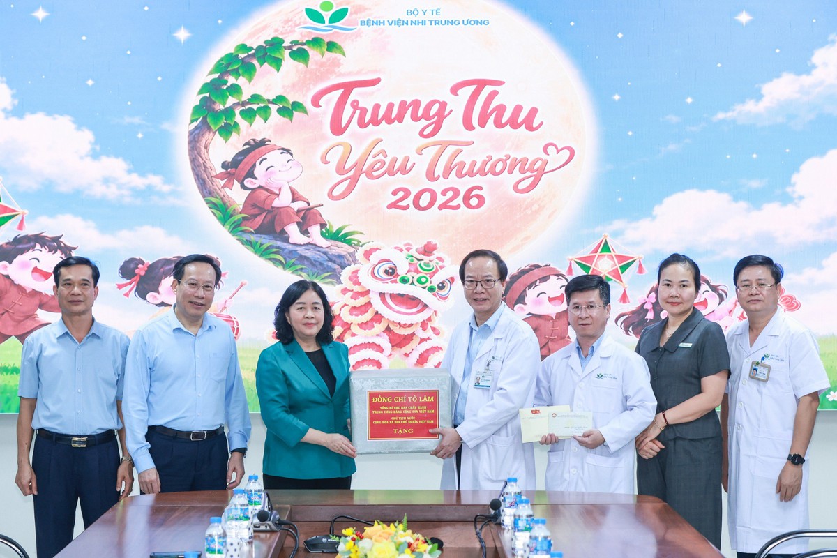 Chủ tịch Bùi Thị Minh Hoài thăm, tặng quà Trung thu cho các cháu thiếu nhi tại Bệnh viện Nhi Trung ương- Ảnh 1.