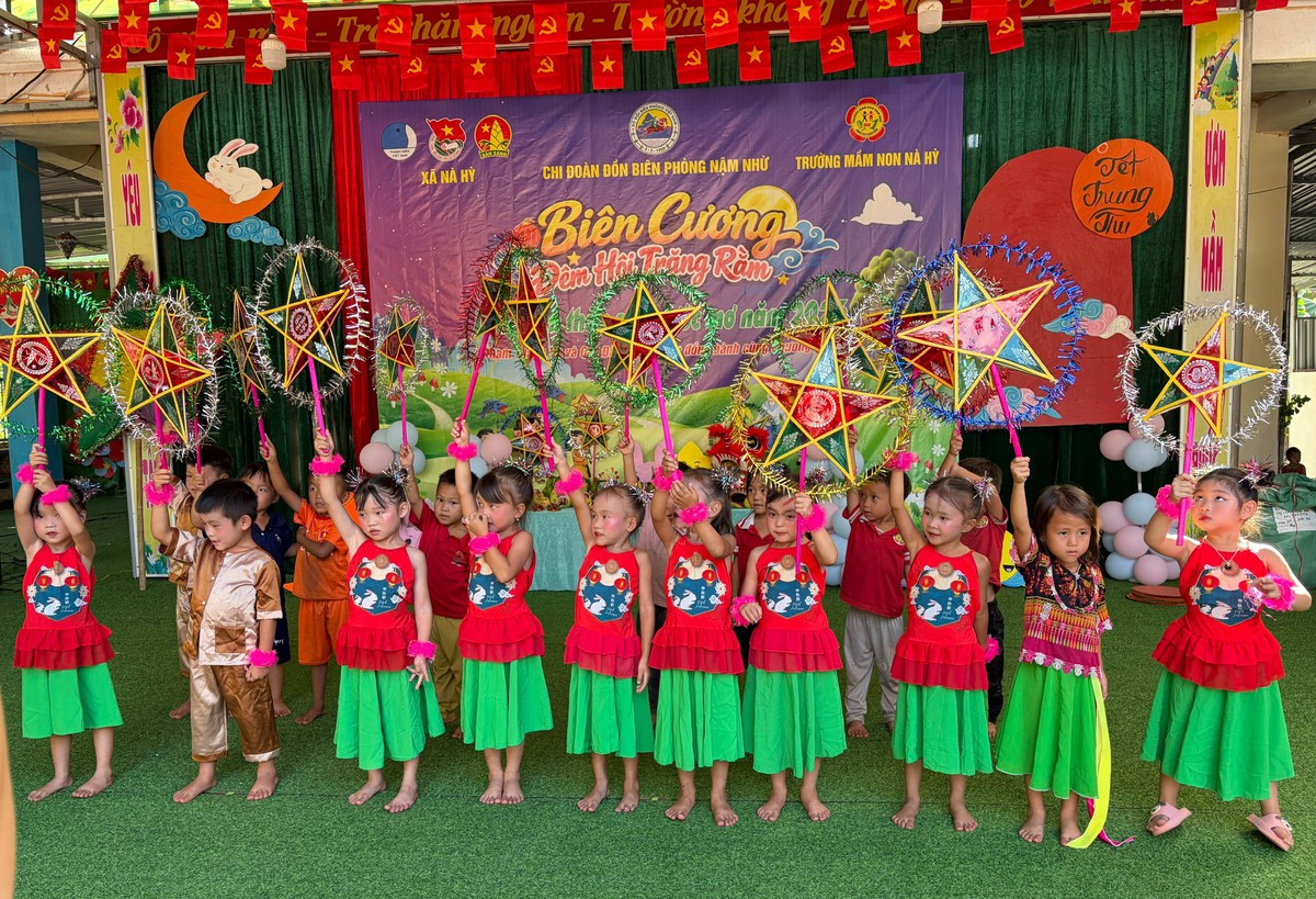 "Lồng đèn thắp sáng ước mơ" cho trẻ em ở biên giới Nà Hỳ- Ảnh 1.