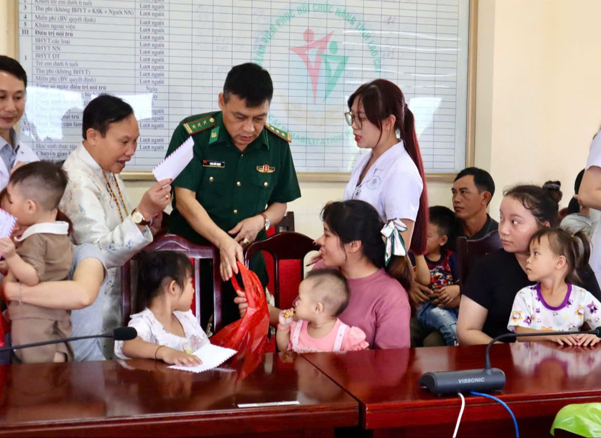 Lào Cai: Mang niềm vui Trung thu đến với bệnh nhi, trẻ em có hoàn cảnh khó khăn- Ảnh 1.