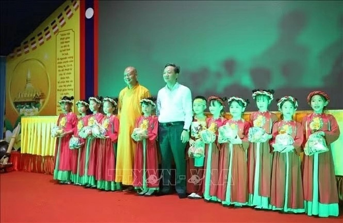 Bringing the Vietnamese Mid-Autumn Festival to the younger generation in Laos - Ảnh 1.