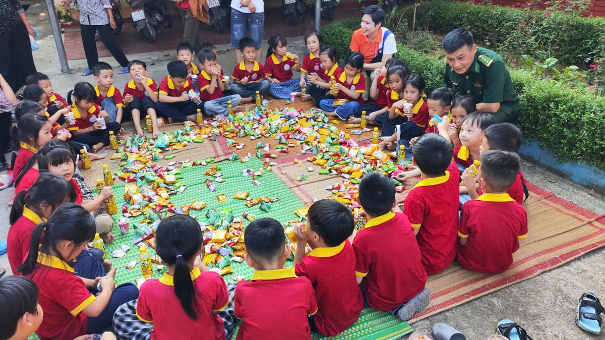 Lào Cai: Mang niềm vui Trung thu đến với bệnh nhi, trẻ em có hoàn cảnh khó khăn- Ảnh 2.