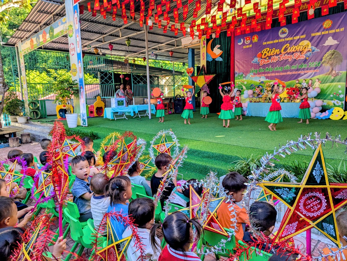 "Lồng đèn thắp sáng ước mơ" cho trẻ em ở biên giới Nà Hỳ- Ảnh 2.