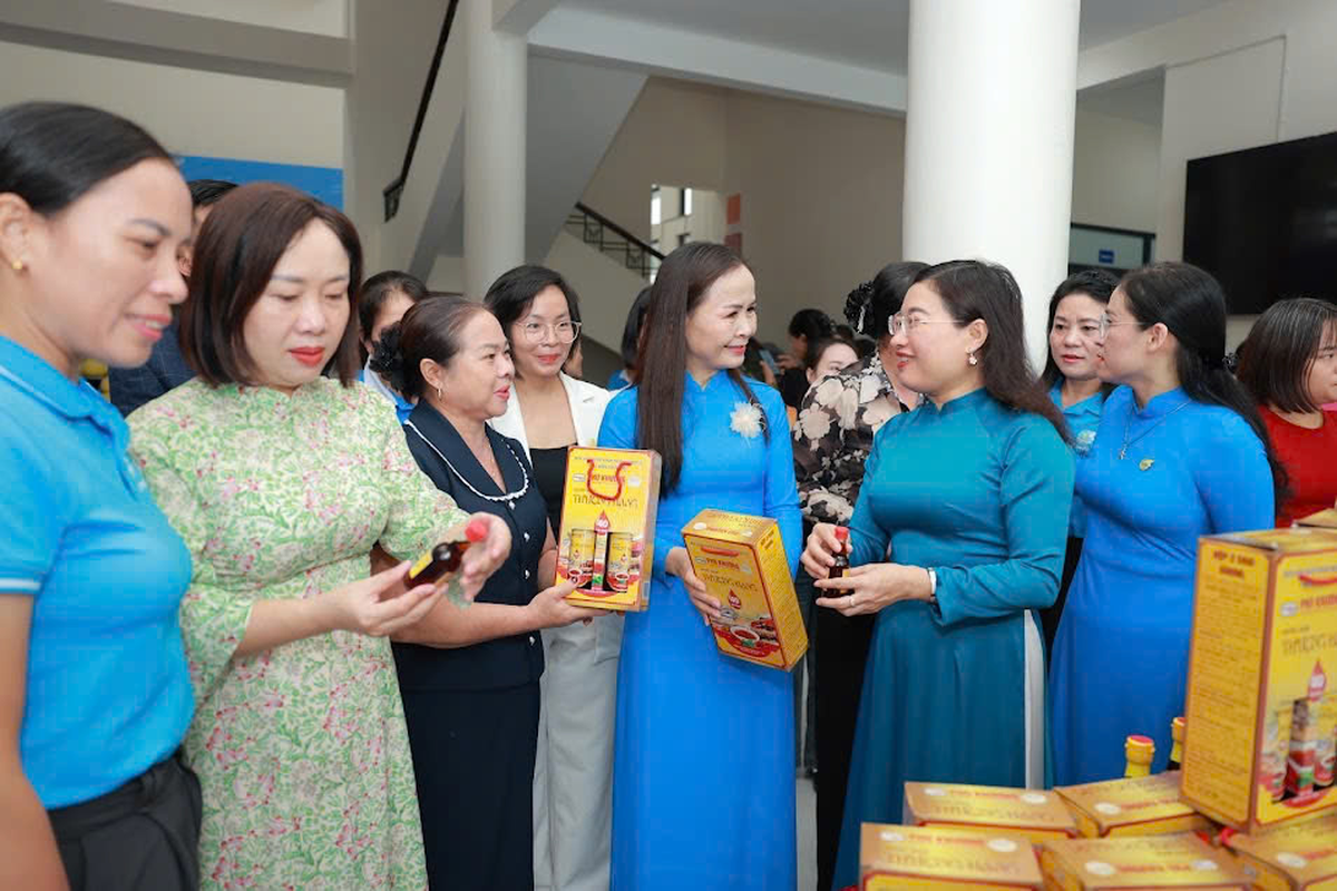 Phụ nữ Hà Tĩnh đưa sản phẩm bản địa lên “Chợ số” - Ảnh 2.