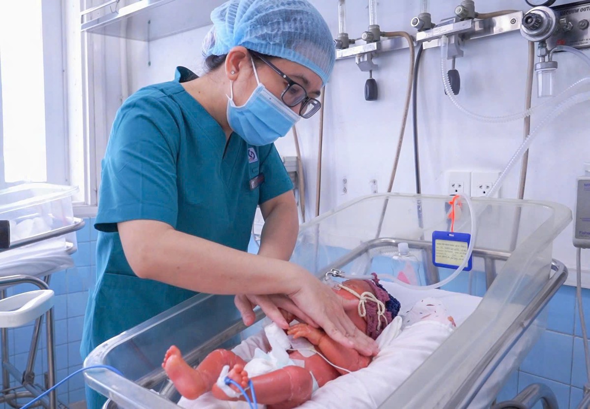 Bé trai sinh non mắc bệnh lý vảy cá bẩm sinh hiếm gặp- Ảnh 2.