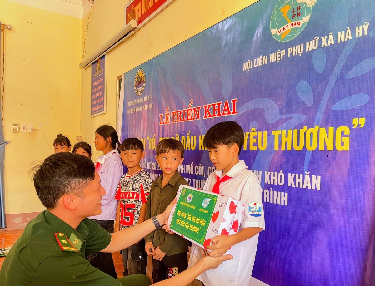 Thêm "điểm tựa" giúp trẻ khó khăn vùng biên vững bước đến trường- Ảnh 1.