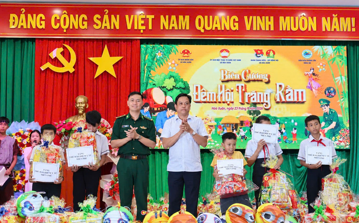 Trao 500 suất quà trong “Biên cương - Đêm hội trăng rằm” ở vùng biên giới biển Phú Yên - Ảnh 2.