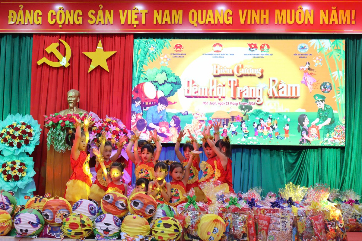 Trao 500 suất quà trong “Biên cương - Đêm hội trăng rằm” ở vùng biên giới biển Phú Yên - Ảnh 1.