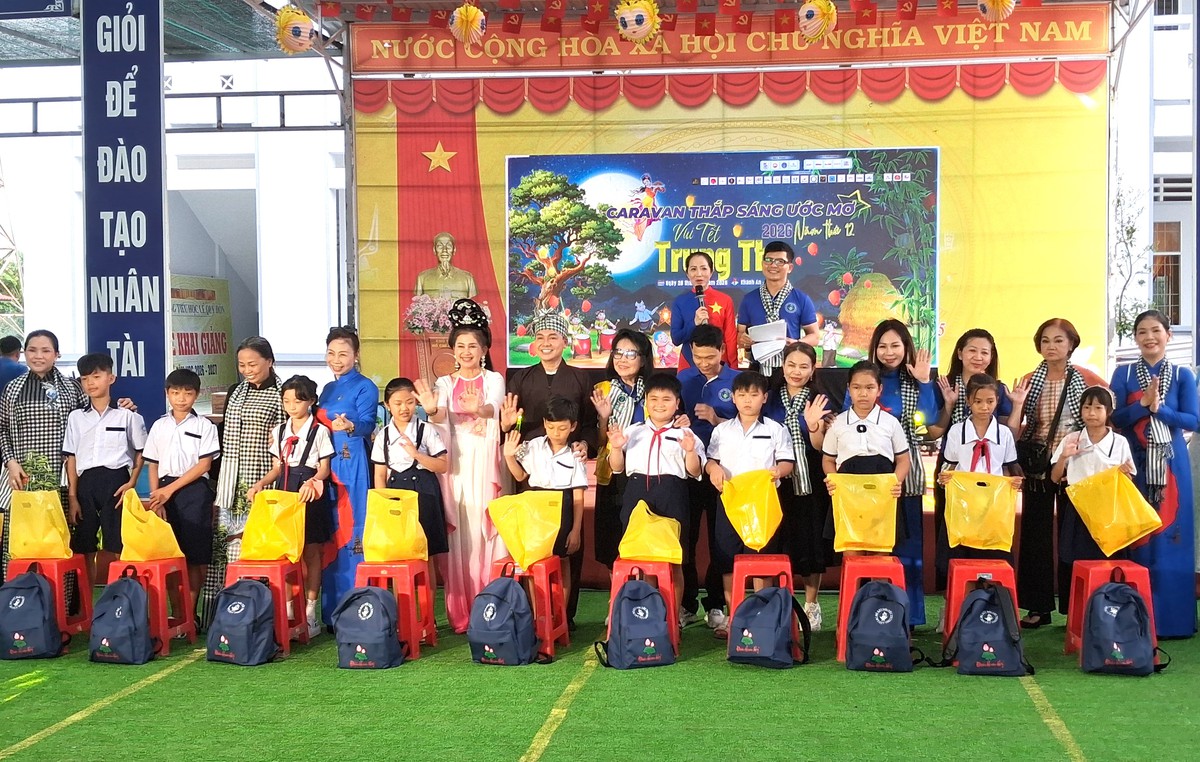 Cà Mau: Trao quà trị giá hơn 1,4 tỷ đồng cho học sinh và người có hoàn cảnh khó khăn- Ảnh 2.
