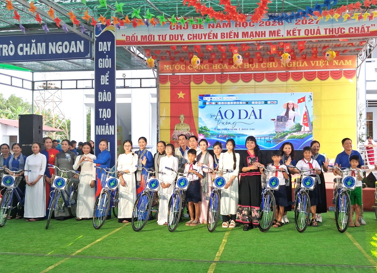 Cà Mau: Trao quà trị giá hơn 1,4 tỷ đồng cho học sinh và người có hoàn cảnh khó khăn- Ảnh 3.