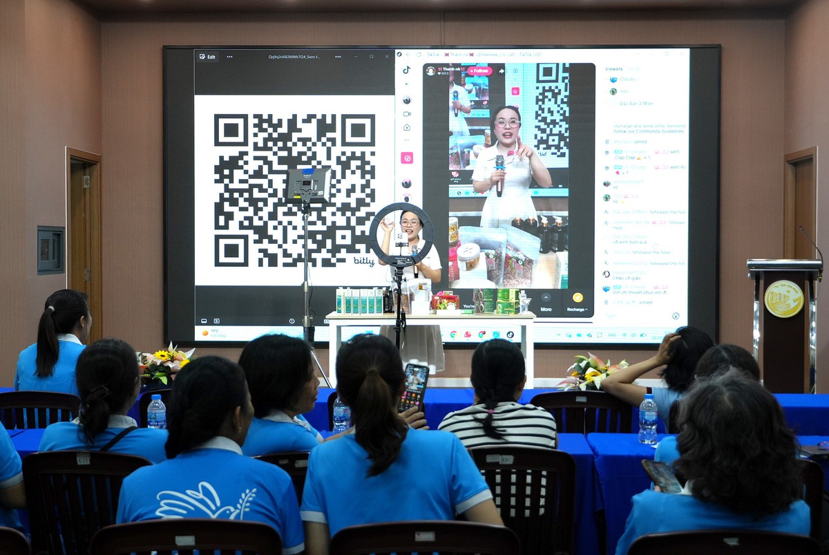 Phụ nữ phường Tân Sơn Nhất học bán hàng qua livestream- Ảnh 1.