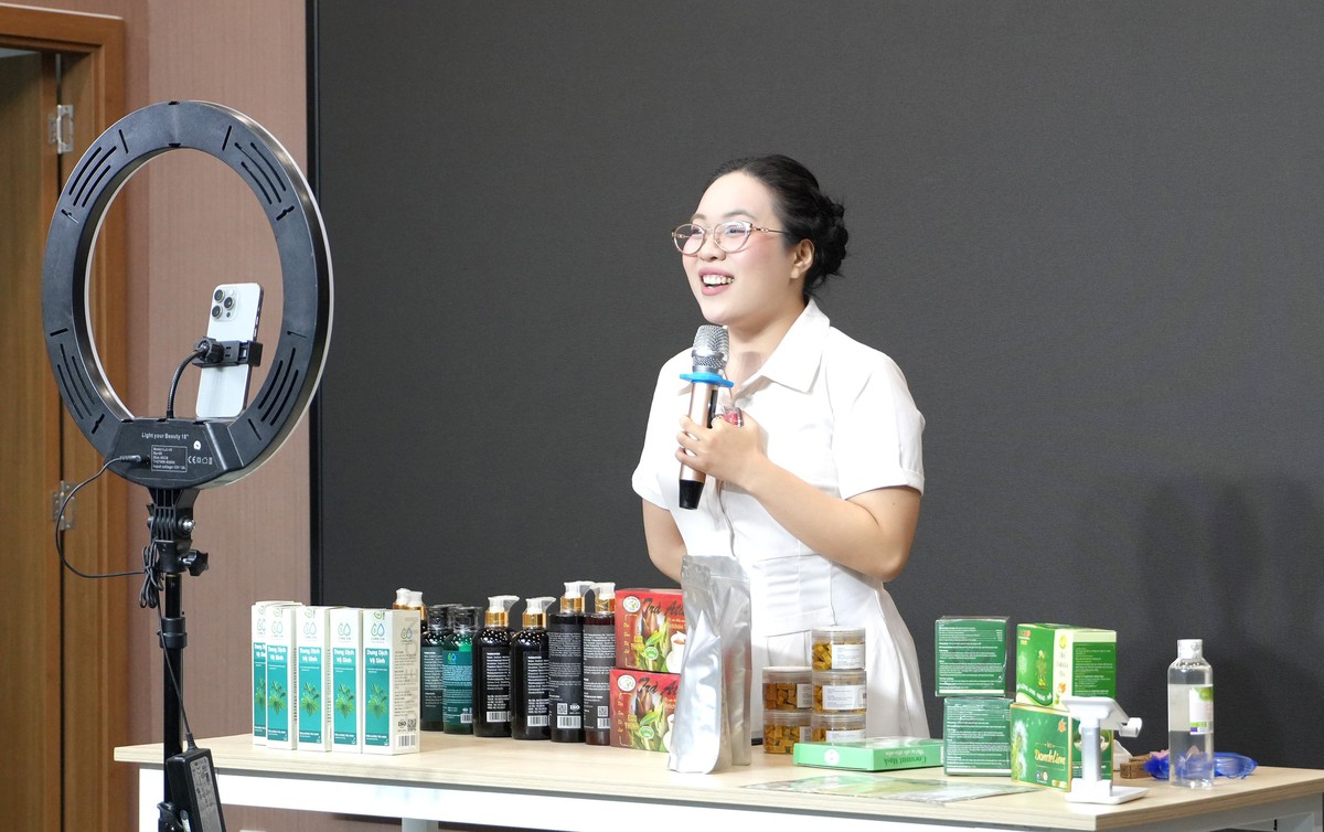 Phụ nữ phường Tân Sơn Nhất học bán hàng qua livestream- Ảnh 3.