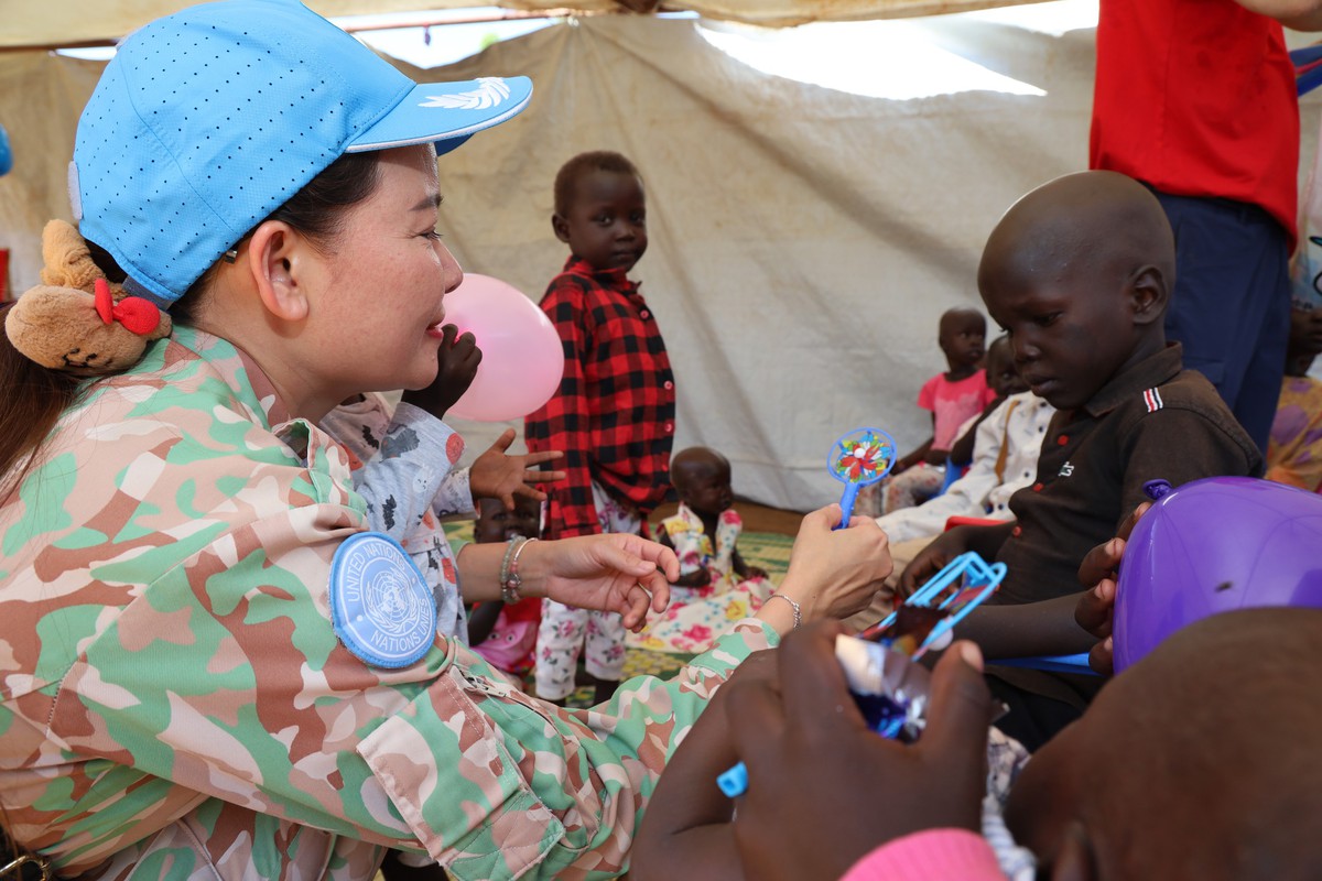 Người lính "mũ nồi xanh" gửi lại vòng tay ấm cho trẻ em ở Nam Sudan- Ảnh 1.