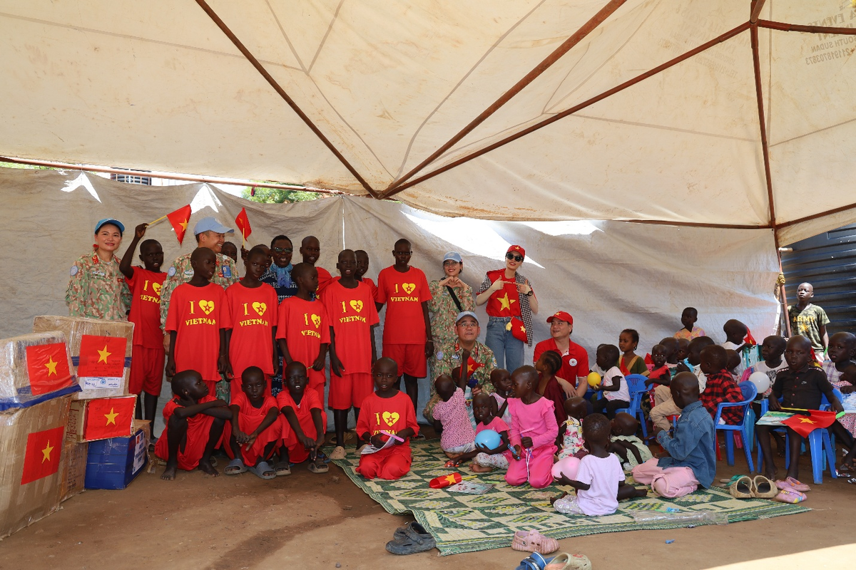 Người lính "mũ nồi xanh" gửi lại vòng tay ấm cho trẻ em ở Nam Sudan- Ảnh 4.