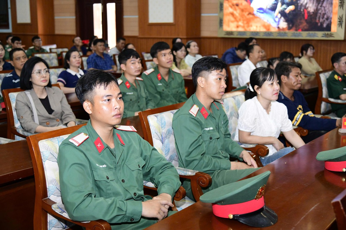 Gia đình là điểm tựa vững chắc của cán bộ, chiến sĩ làm nhiệm vụ quy tập hài cốt liệt sĩ - Ảnh 1.