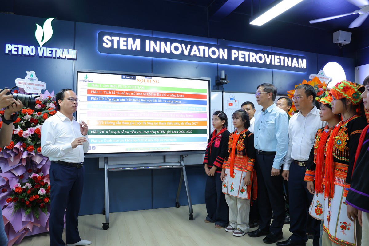 Trung thu đầu tiên dưới mái trường Petrovietnam: Thắp sáng niềm tin nơi biên cương - Ảnh 1.