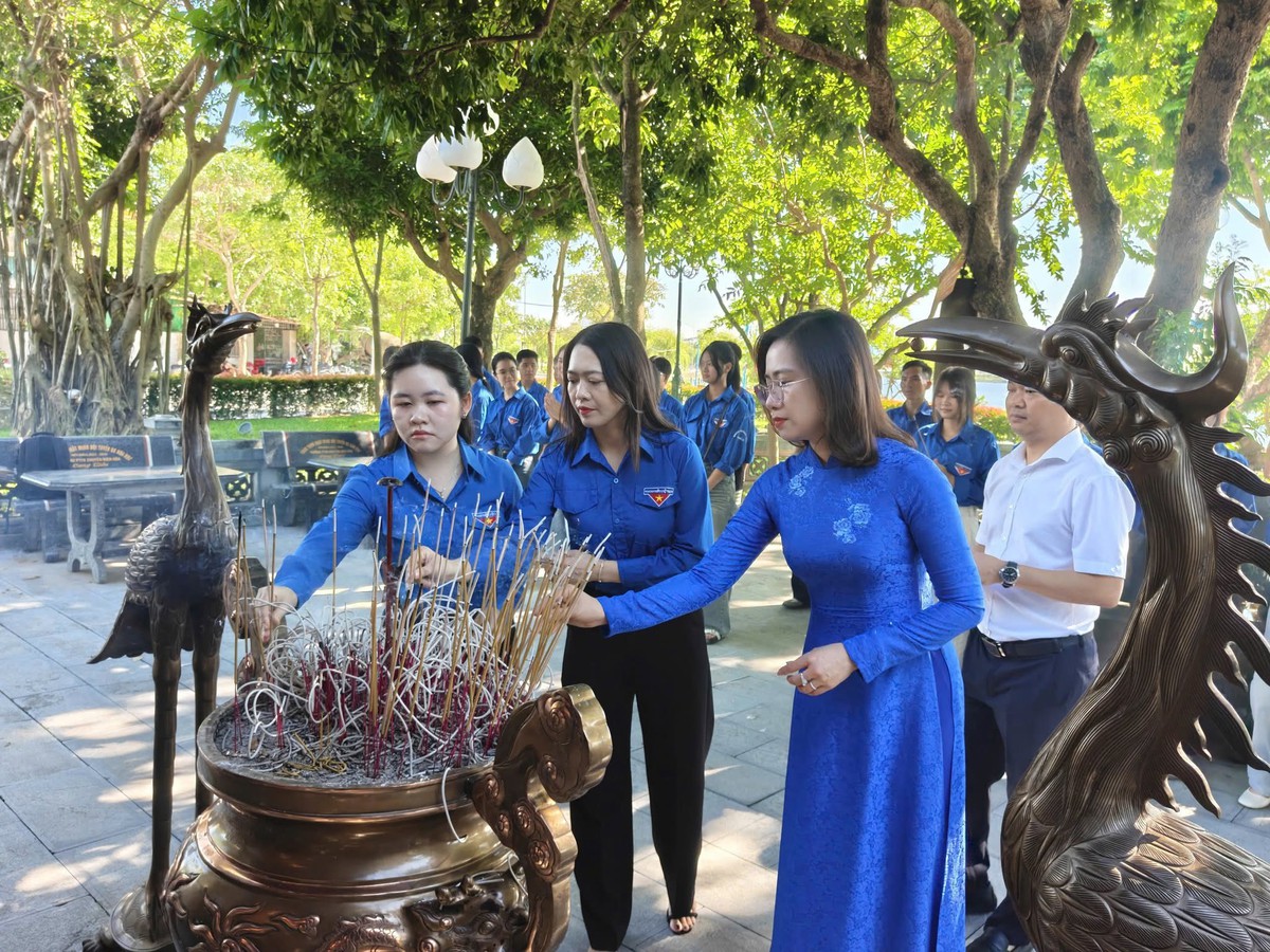 Tuổi trẻ MTTQ, các đoàn thể Trung ương tưởng nhớ 60 năm Ngày hy sinh của 10 nữ dân quân Lam Hạ- Ảnh 1.