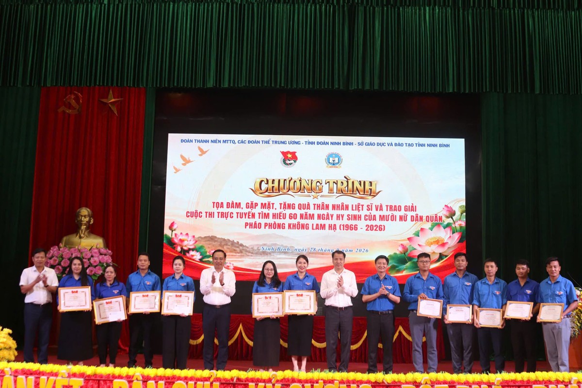 Tuổi trẻ MTTQ, các đoàn thể Trung ương tưởng nhớ 60 năm Ngày hy sinh của 10 nữ dân quân Lam Hạ- Ảnh 4.