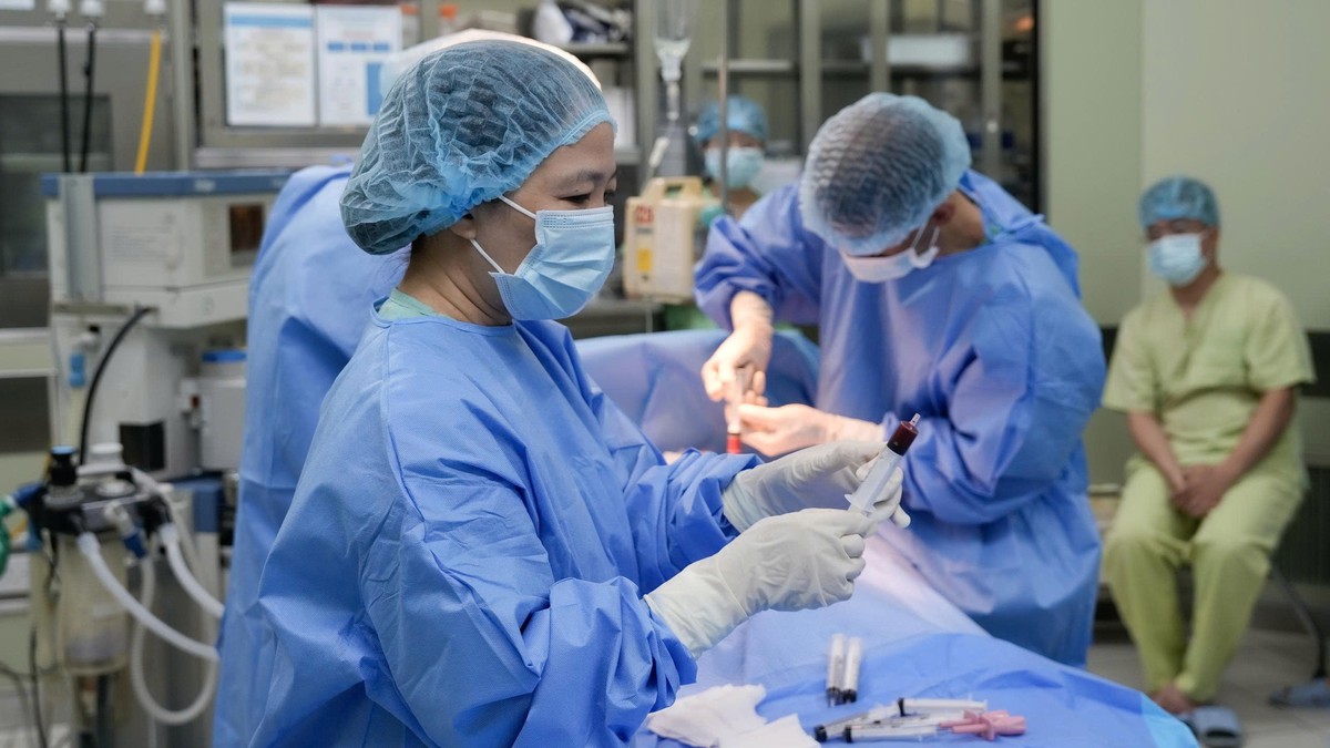 Em bé 1,5 tuổi hiến tủy cứu chị gái mắc suy tủy xương- Ảnh 1.