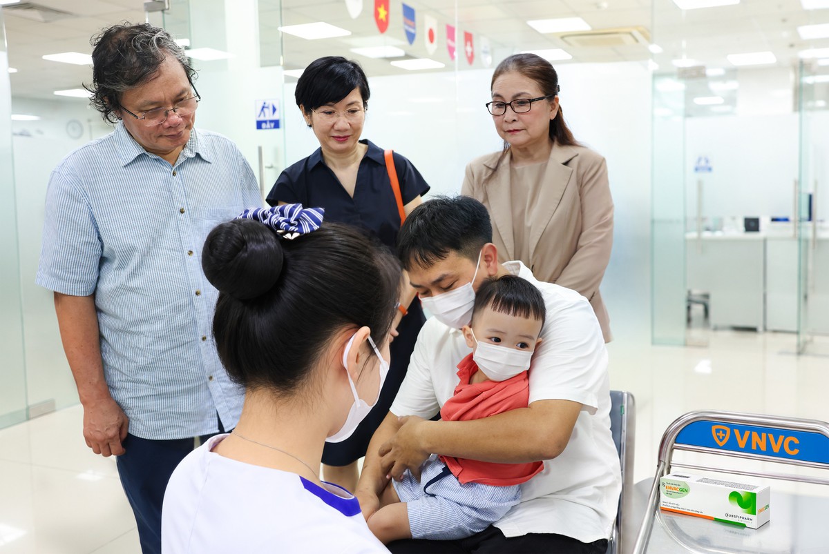 VNVC có vắc xin tay chân miệng tại gần 300 trung tâm toàn quốc, tiêm hơn 25.000 mũi sau 5 ngày - Ảnh 3.