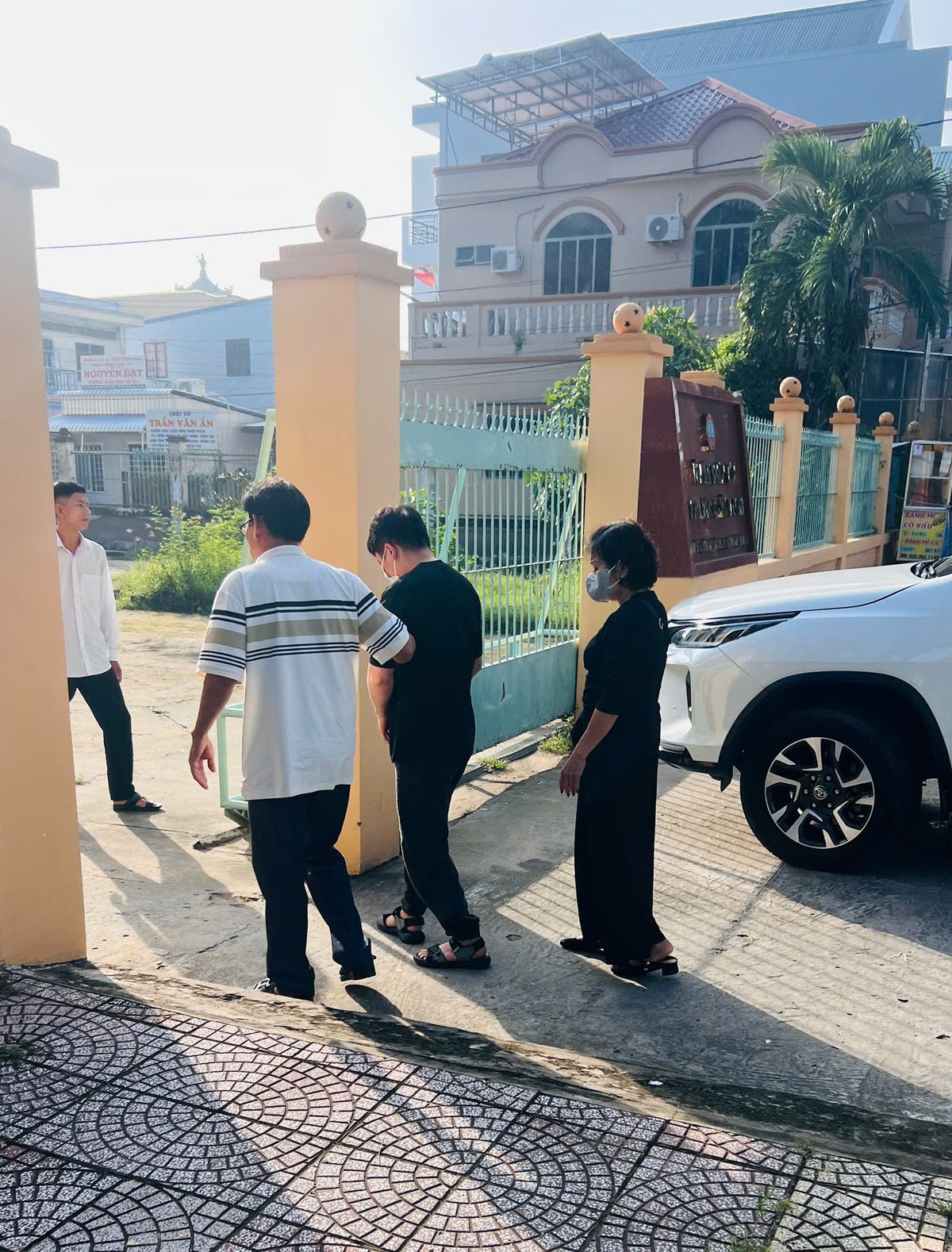 Mẹ của nạn nhân bị mệt phải đưa tới bệnh viện, hoãn phiên xử tài xế gây tai nạn tại Vĩnh Long - Ảnh 1.