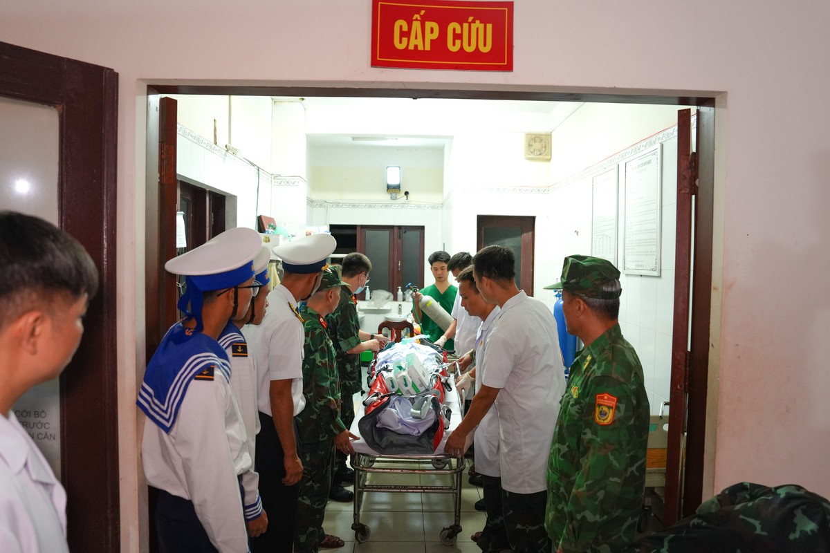 Trực thăng đưa ngư dân bị nạn từ Trường Sa về đất liền an toàn- Ảnh 1.