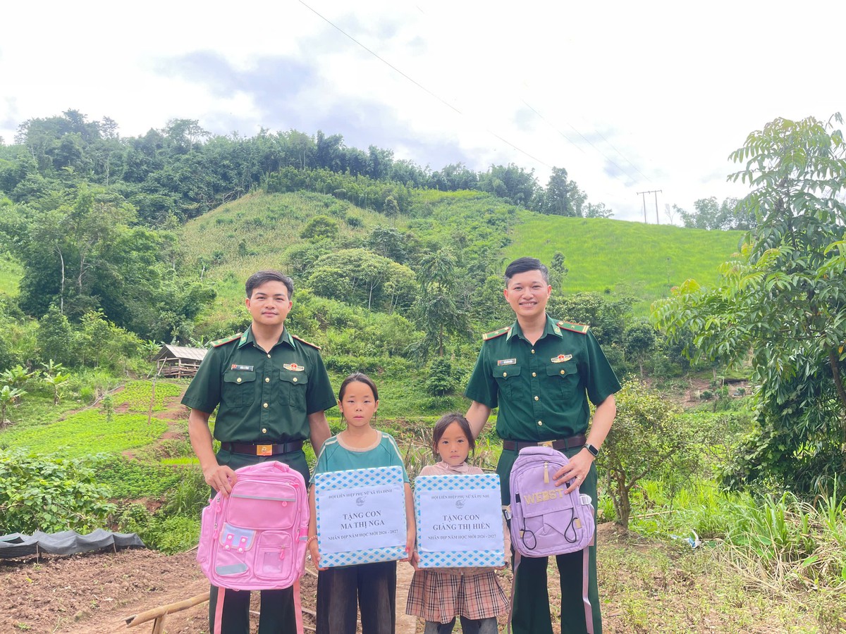 Đồn Biên phòng Nậm Nhừ phân công đảng viên phụ trách hộ gia đình có trẻ em khó khăn - Ảnh 2.