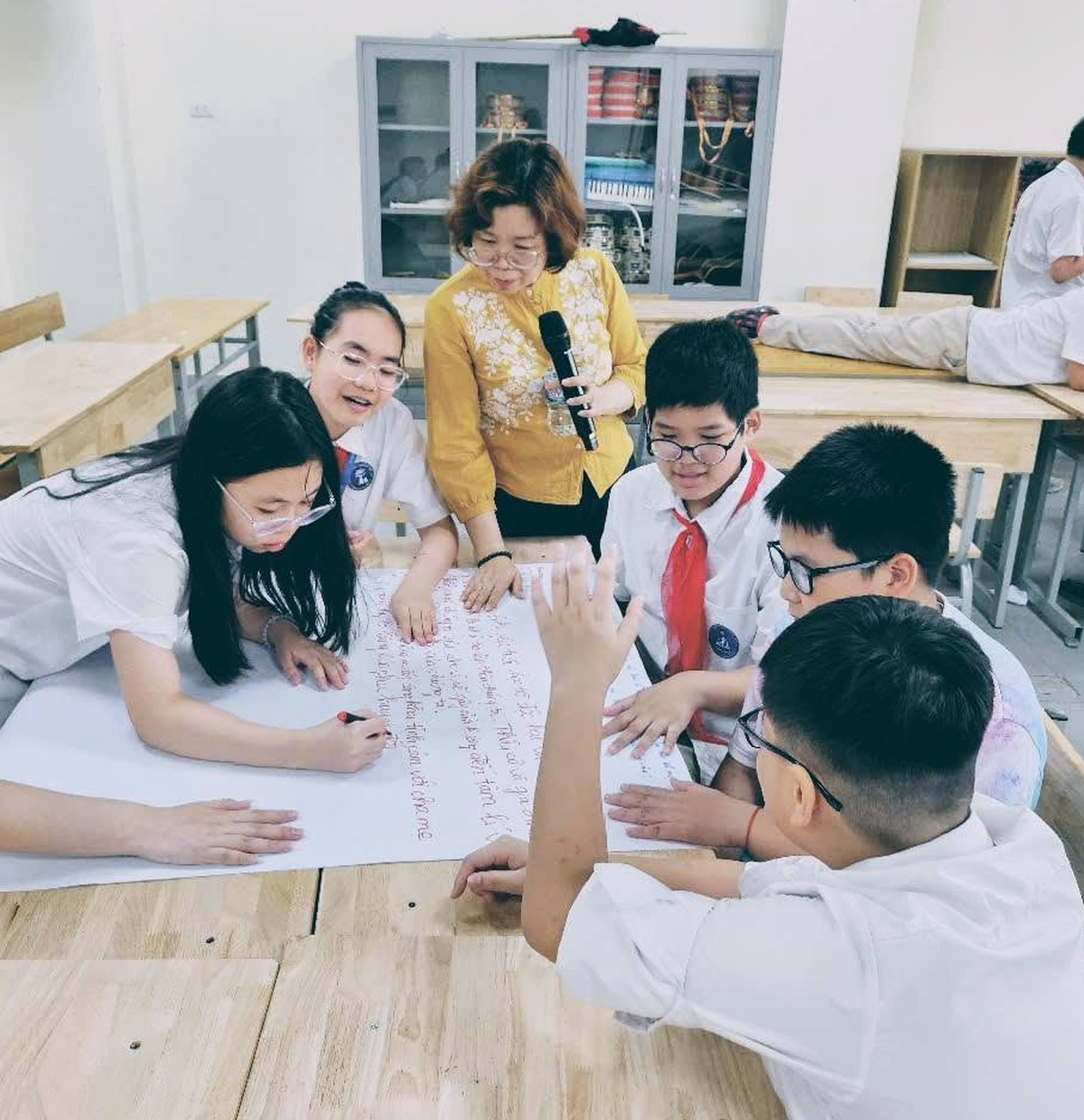 Phía sau nhóm “Con ghét bố mẹ”: Khi đứa trẻ học không phải để thoát nghèo, mà để thoát khỏi… phụ huynh - Ảnh 1.