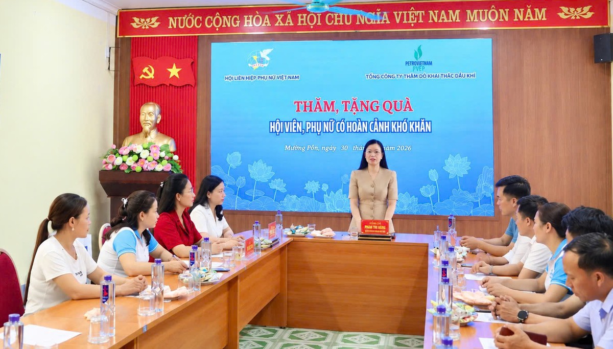 Hội LHPN Việt Nam trao 100 suất quà cho phụ nữ khó khăn ở Điện Biên- Ảnh 1.