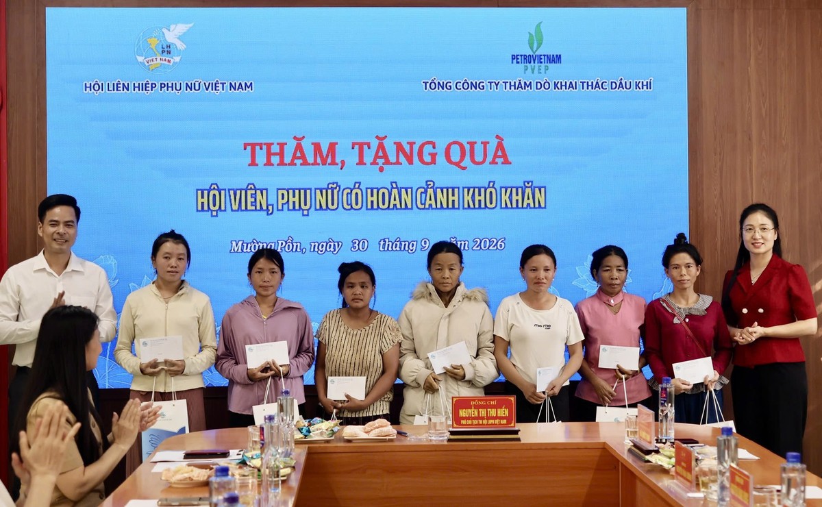 Hội LHPN Việt Nam trao 100 suất quà cho phụ nữ khó khăn ở Điện Biên- Ảnh 2.