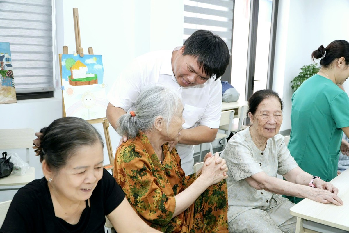 Từ "việc nhà" đến hệ sinh thái chăm sóc người cao tuổi- Ảnh 3.