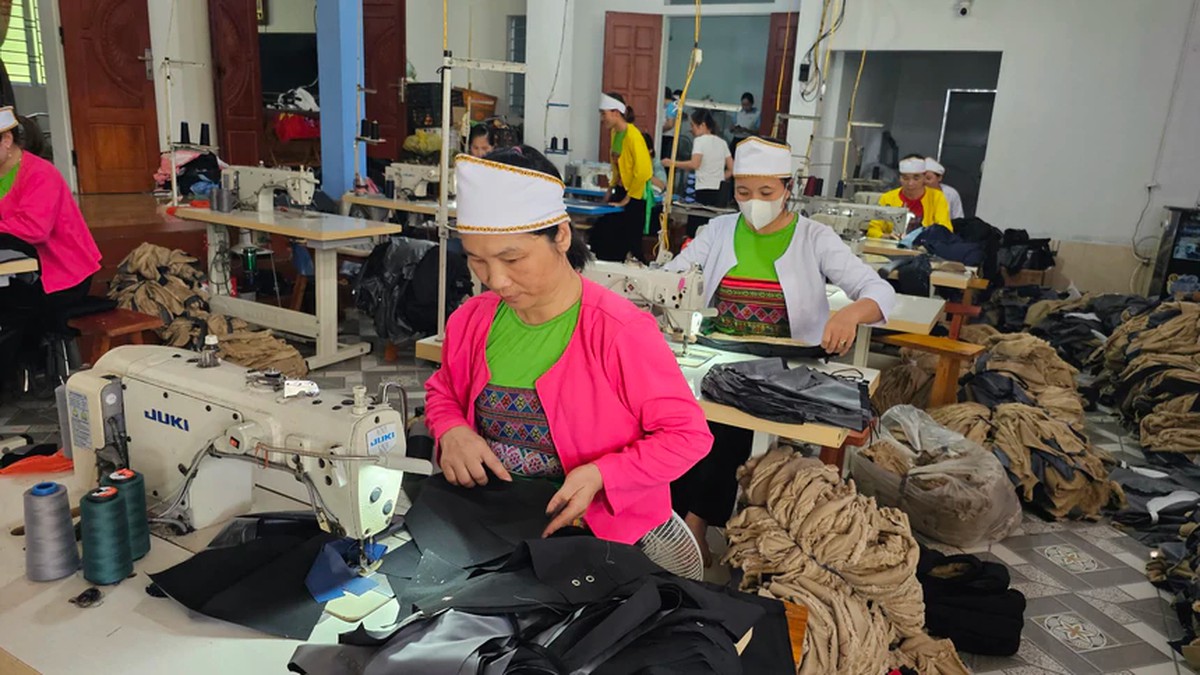 Từ Nghị quyết đến nơi làm việc: Người lao động sẽ được gì trong giai đoạn mới?- Ảnh 2.