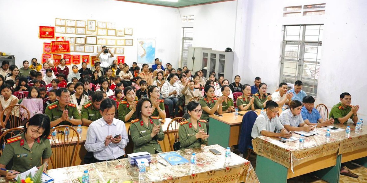 Phụ nữ Công an Gia Lai trao 80 phần quà cho phụ nữ, trẻ em  - Ảnh 1.