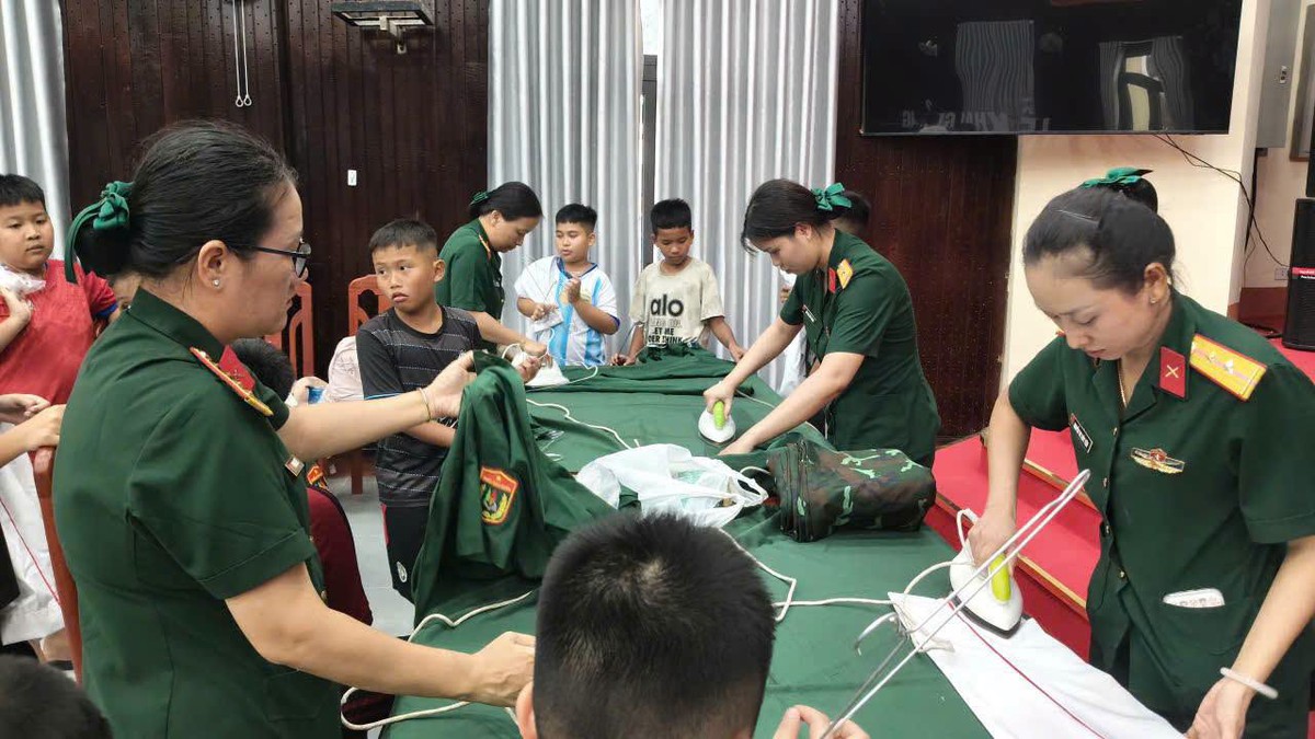 Phụ nữ Trường thiếu sinh quân miền Trung "Đồng hành cùng em đến trường"- Ảnh 2.