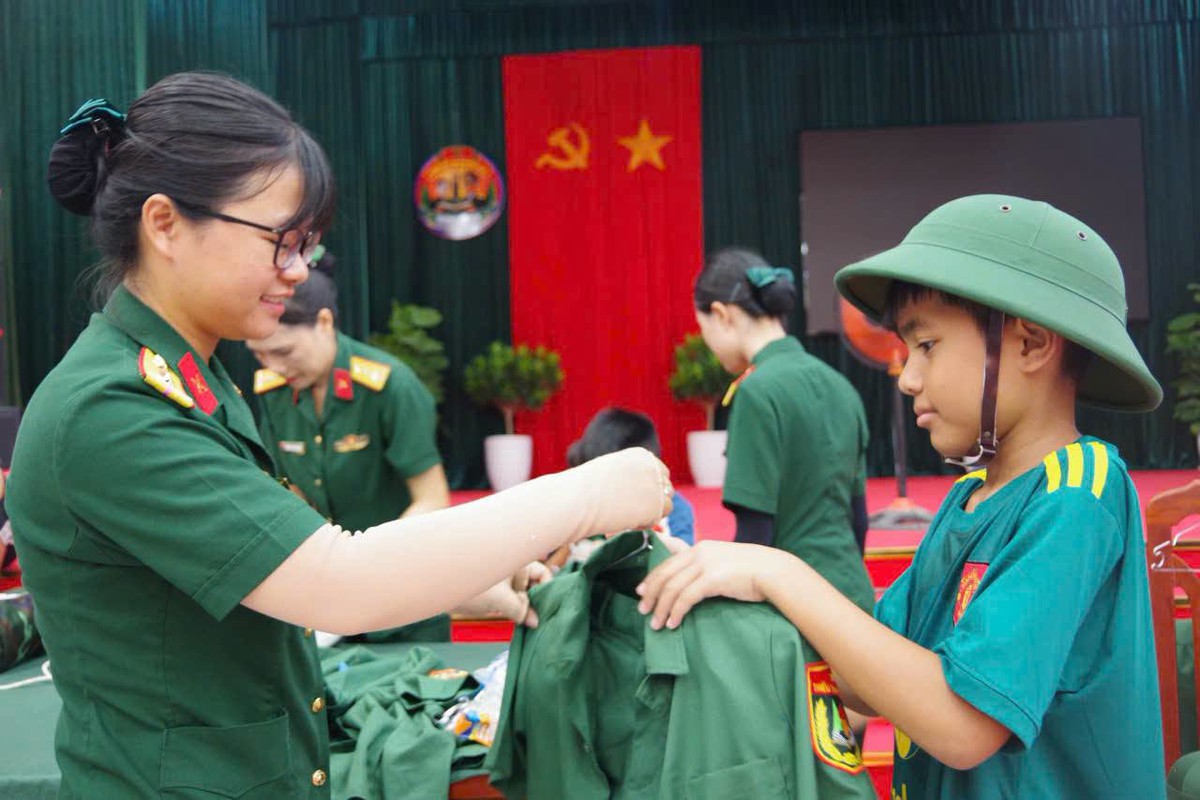 Phụ nữ Trường thiếu sinh quân miền Trung "Đồng hành cùng em đến trường"- Ảnh 1.